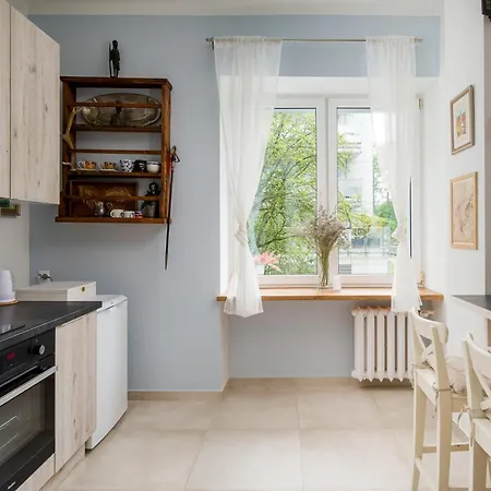 Metro Wierzbno Warm By Bookinghost