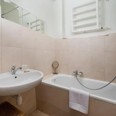 Apartment Metro Wierzbno Warm By Bookinghost