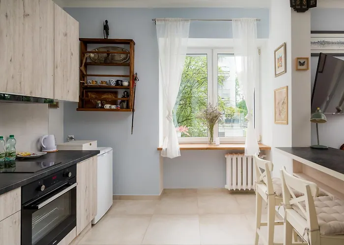 Metro Wierzbno Warm By Bookinghost